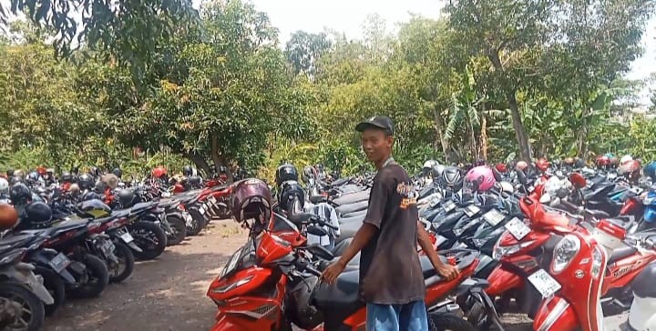 Adit, Anak Tangguh Bekerja Keras Demi Sekolah
