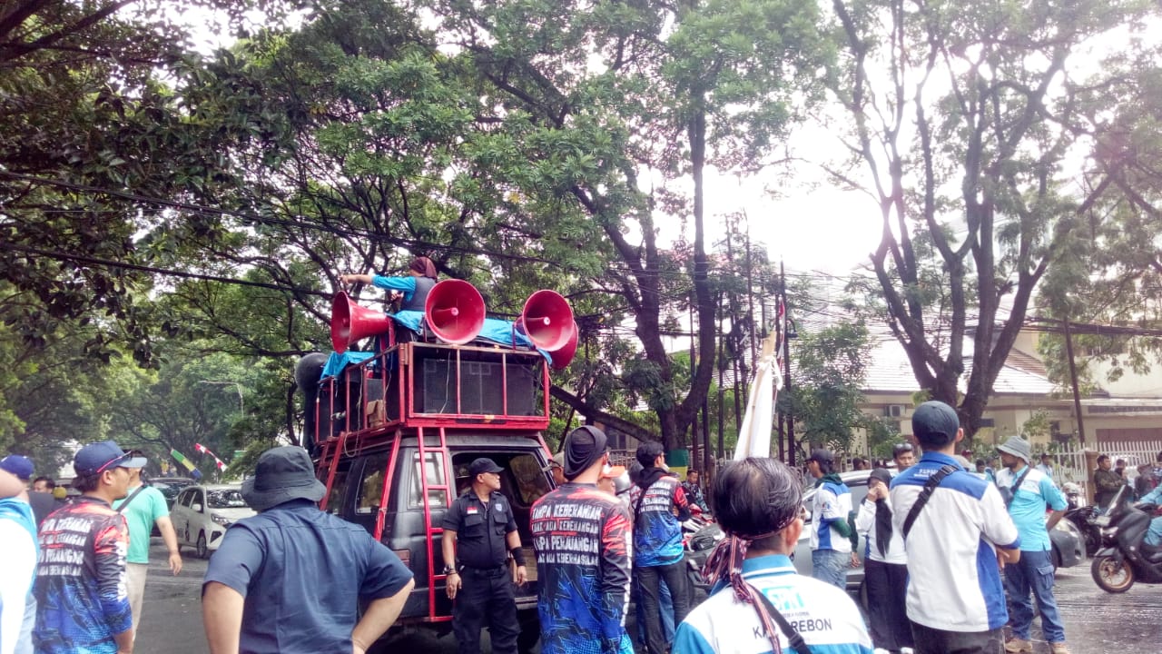 Ribuan Buruh Demo Rumdis Pj. Gubernur Jawa Barat