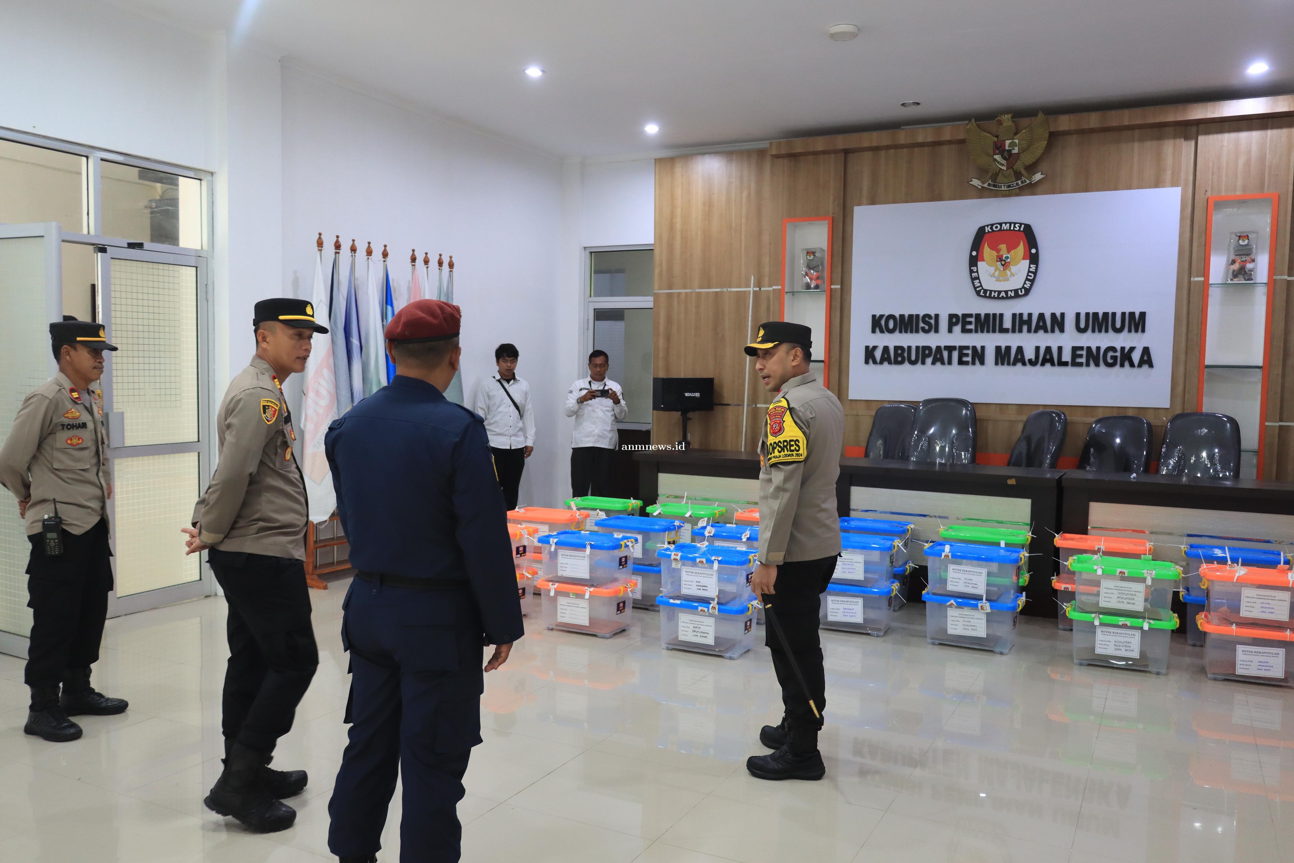 Kapolres Majalengka Cek Gudang KPU, Pastikan Logistik Pilkada Aman, Pasca Pemungutan Suara