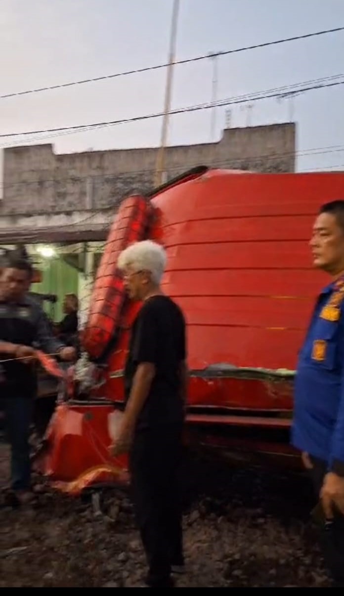Kendaraan Pemadam Kebakaran Tertabrak Kereta Api