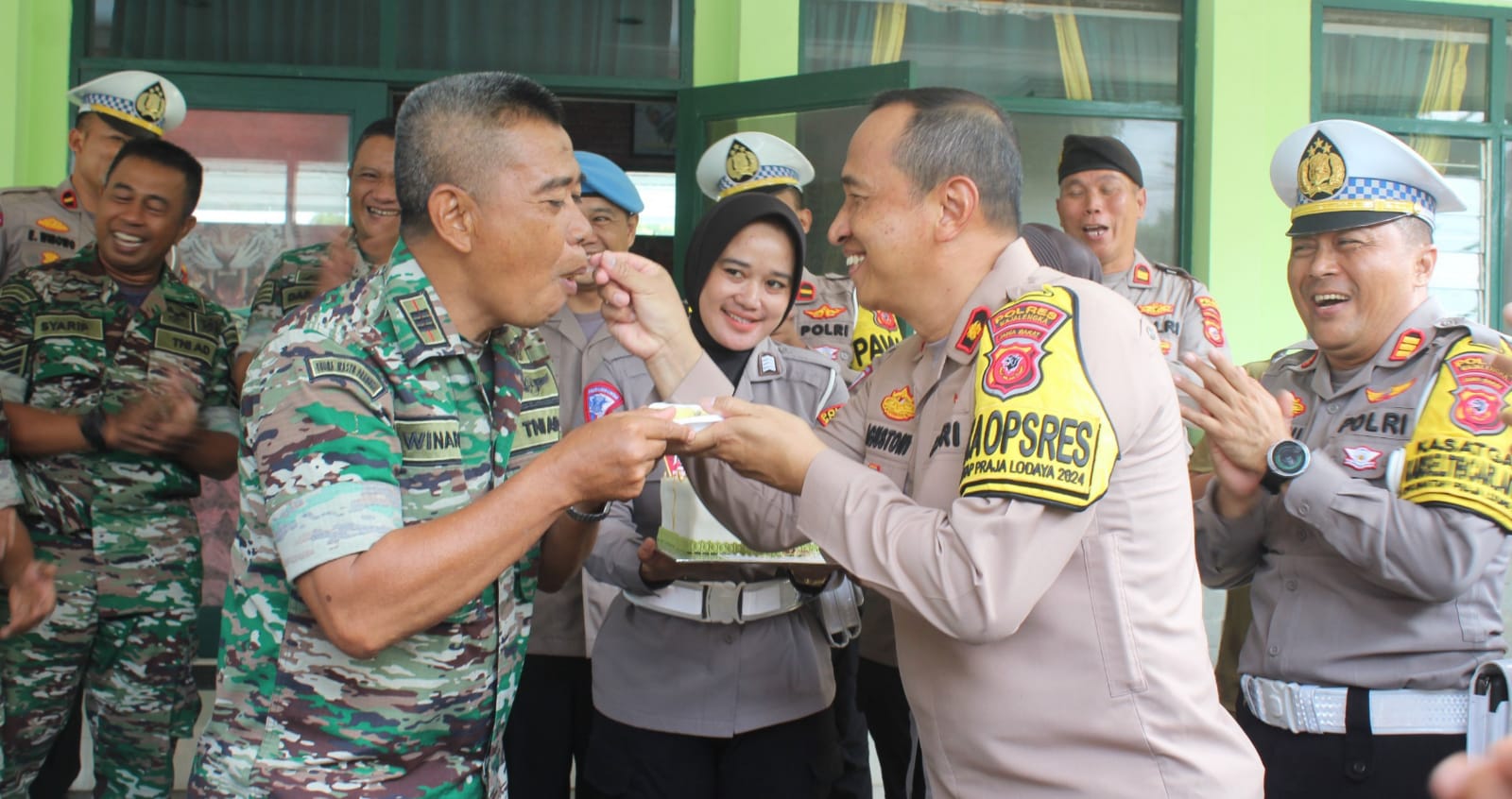 Dalam Rangka HUT TNI ke-79, Kodim 0617 di Beri Kejutan oleh Polres Majalengka