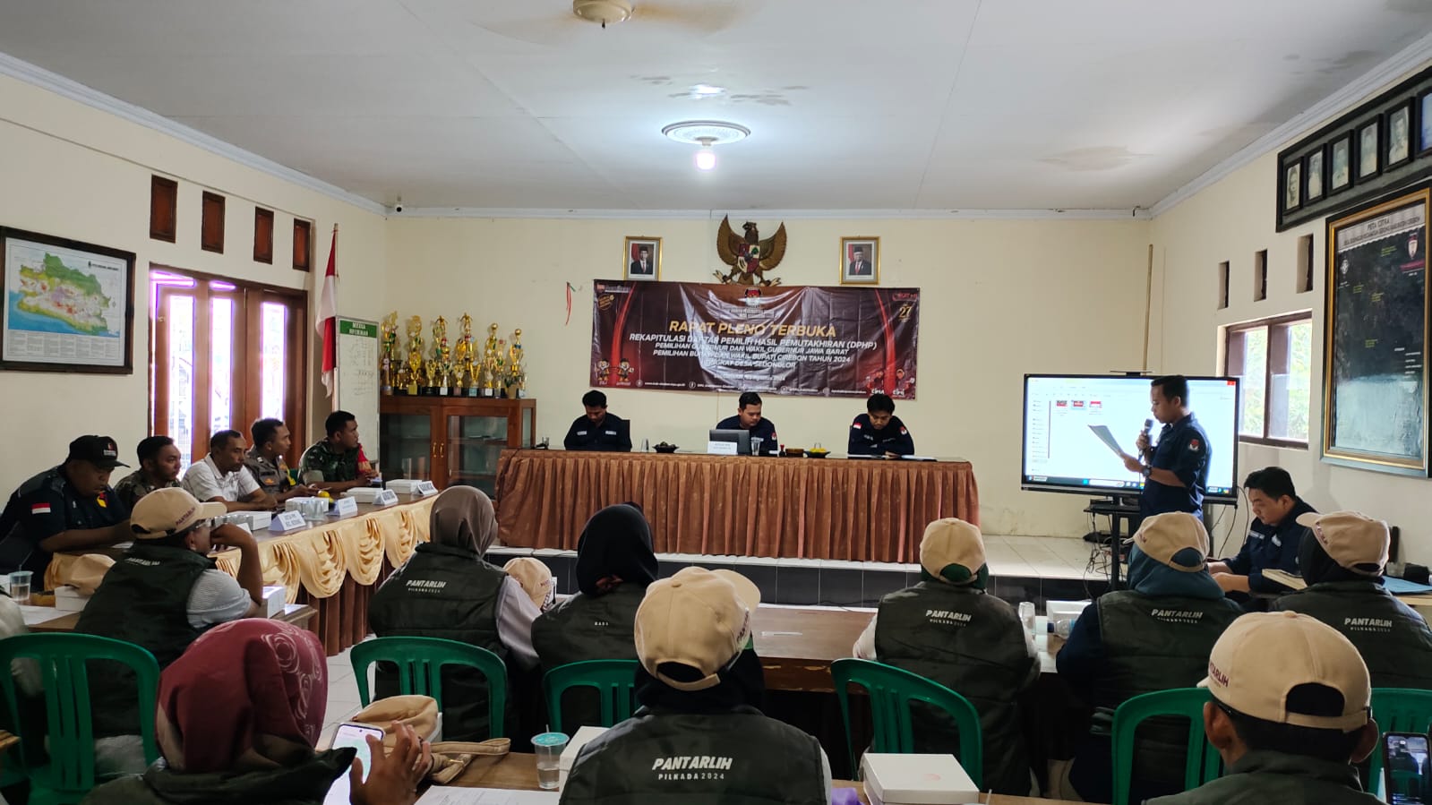 Rapat Pleno Terbuka Rekapitulasi Daftar Pemilih Hasil Pemutakhiran (DPHP) PPS Sedonglor berjalan Lan