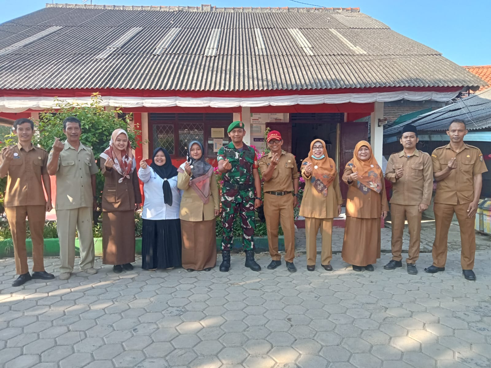 Kuwu Mundakjaya Hj. Dariyah, melalui Lurah Sobari, Turun Gunung Beri Sosialisasi Bulying