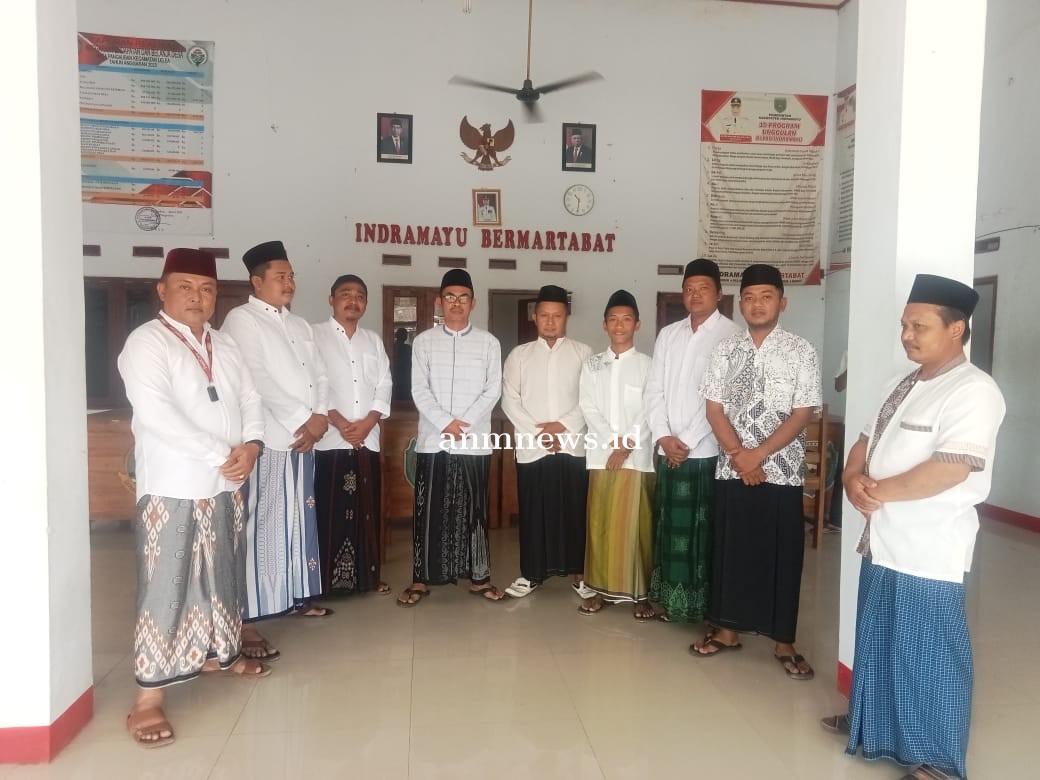 Pemdes Pangauban Mengapresiasi Hari Santri Mengenakan Kain Sarung