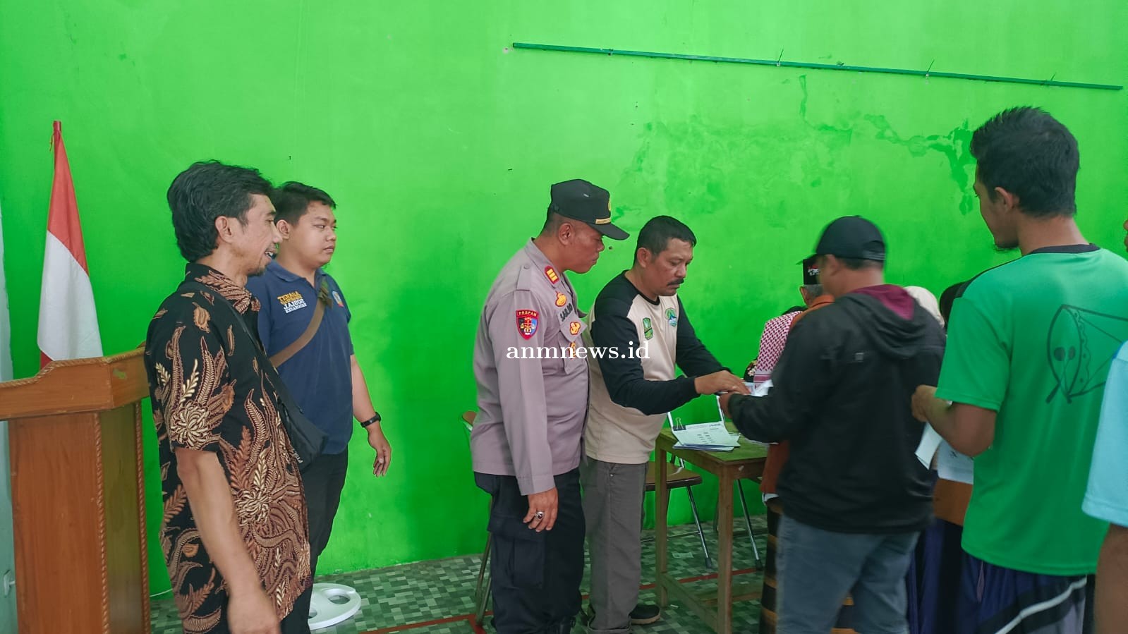 Kapolsek Cigasong AKP Sarjiyo Monitoring dan Pengamanan Penyaluran BCPBP di Desa Tenjolayar