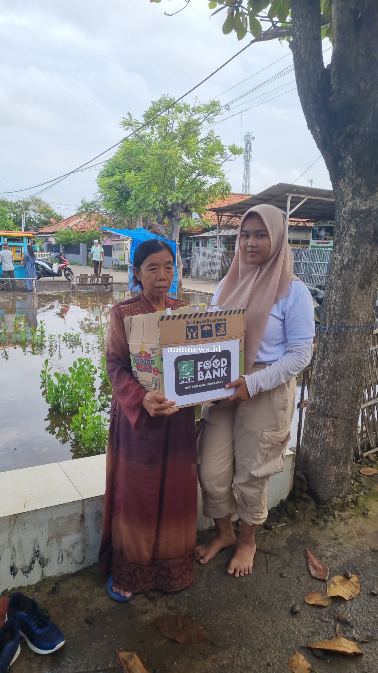 PKB Indramayu Berbagi Makanan dan Obat-obatan kepada Warga Terdampak Banjir