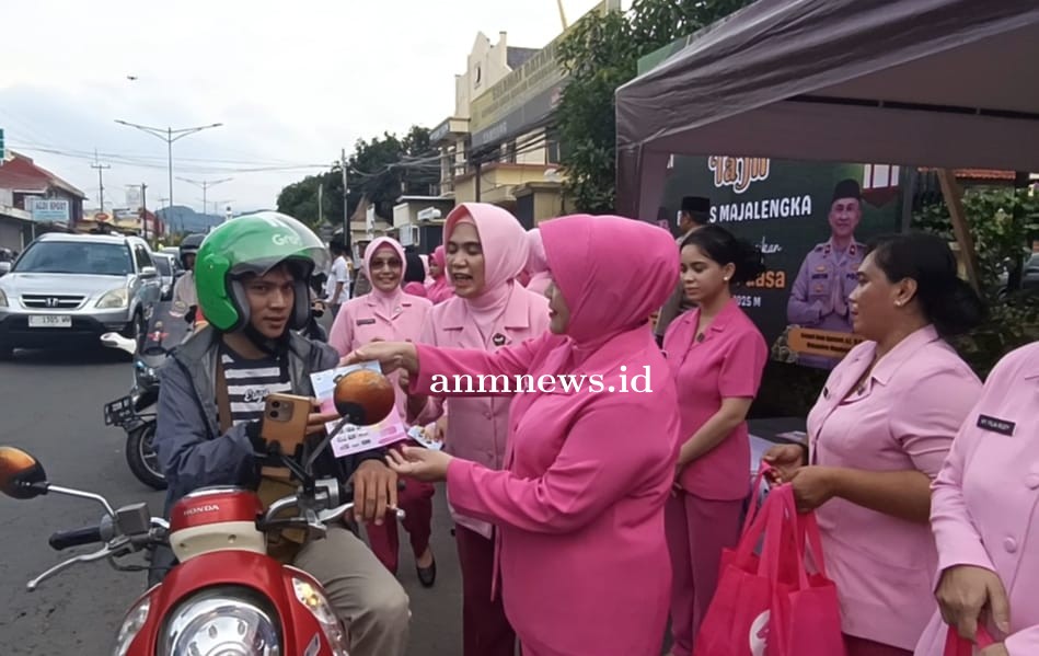 Bhayangkari Polres Majalengka Bagikan Ratusan Takjil Berbuka Puasa Kepada Pengguna Jalan   