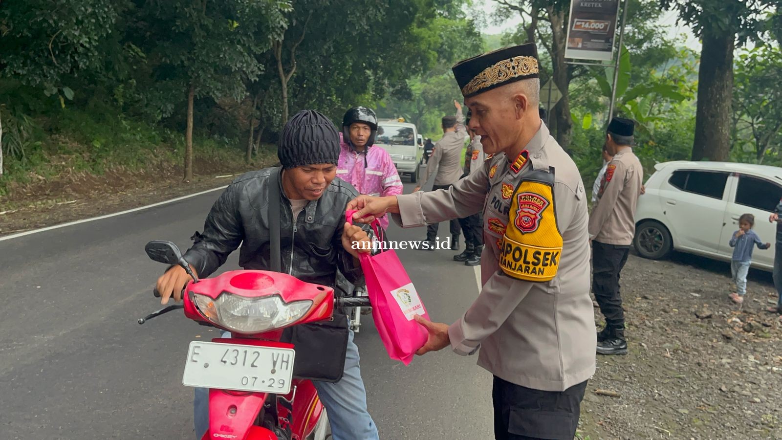 Jelang Buka Puasa, Polsek Banjaran Polres Majalengka  Berbagi Takjil Gratis Kepada Pengguna Jalan 