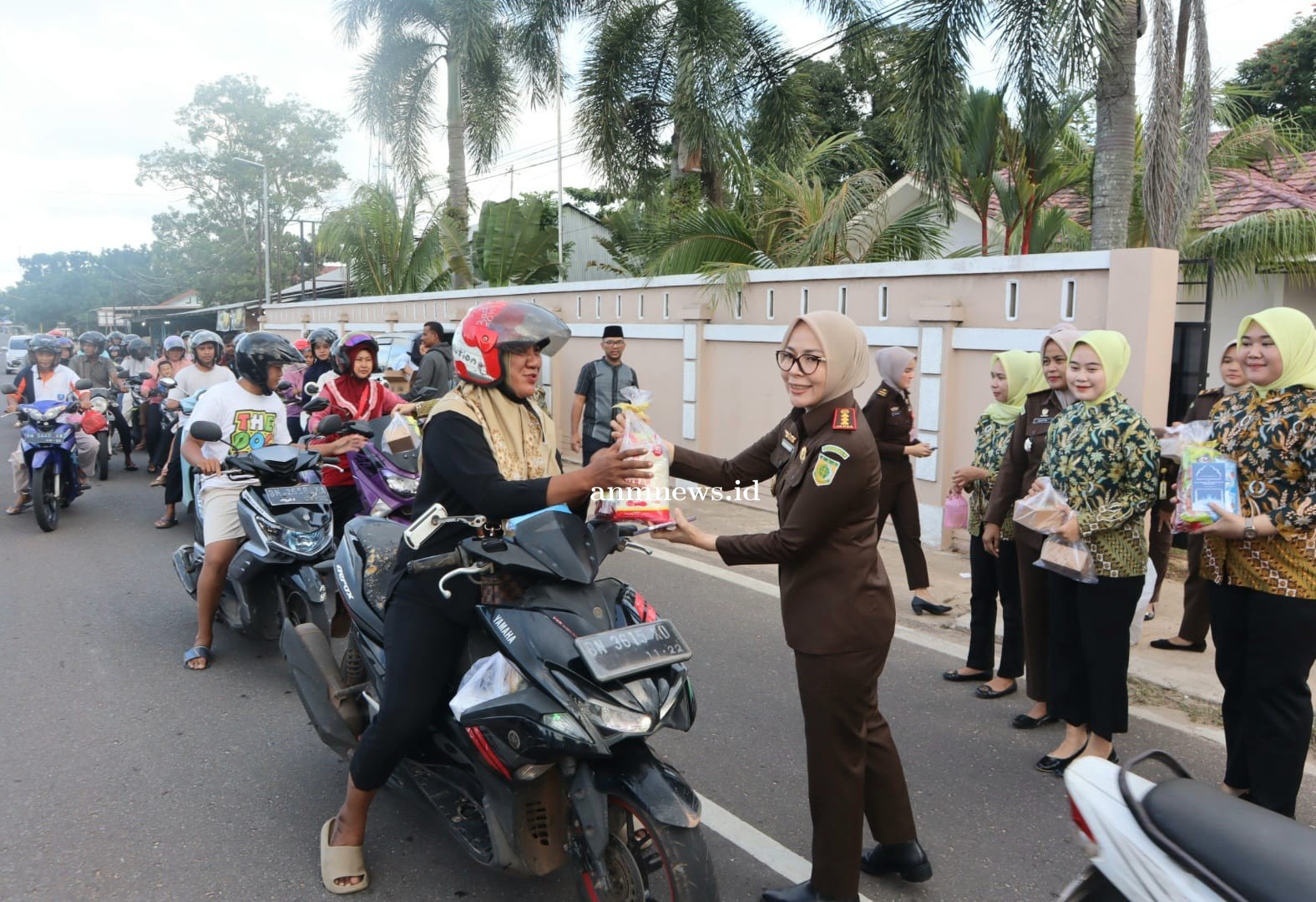 Kepala Kejaksaan Negeri Beltim Bagikan Bantuan  Sembako, Takjil dan Bingkisan ke Masyarakat 