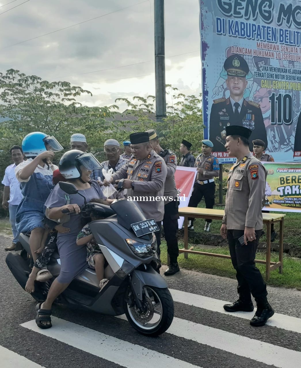 Kapolres Beltim dan Wartawan Berbagi Takjil ke Pengendara 