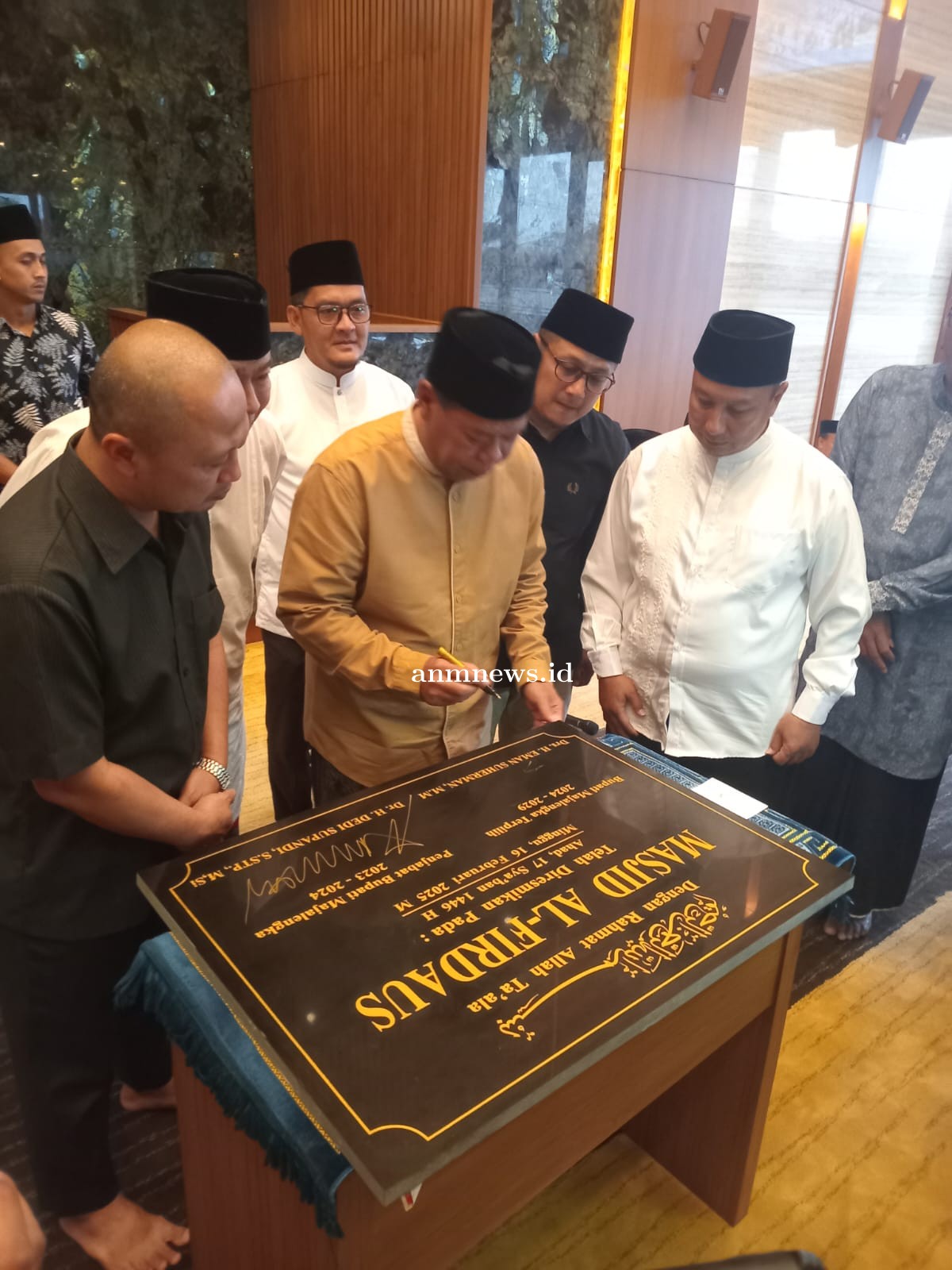 Penandatanganan Prasasti Masjid Al Firdaus Kadipaten Oleh Bupati Majalengka