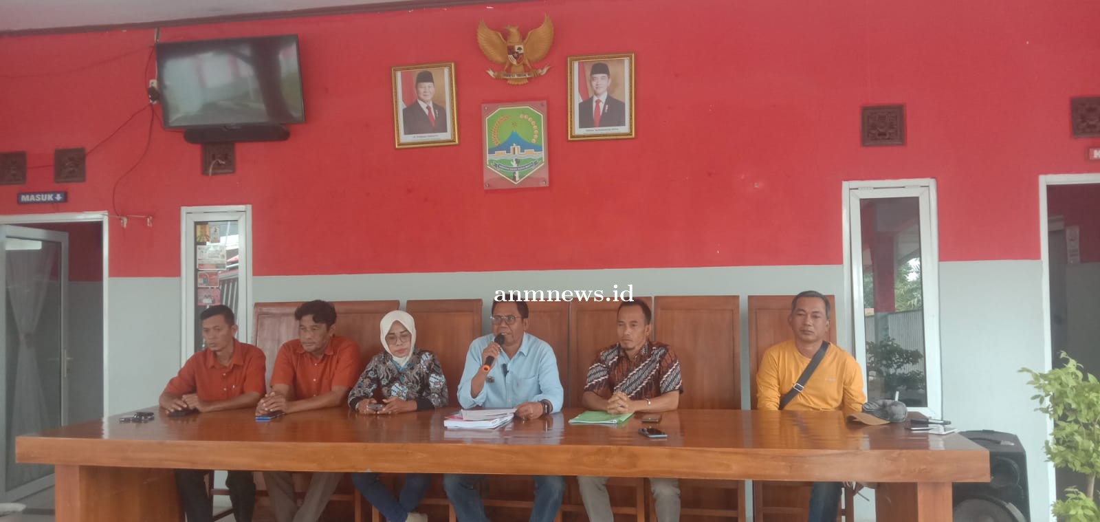 Dalam Konferensi Pers Kepala Desa Bongas Wetan Angkat Bicara