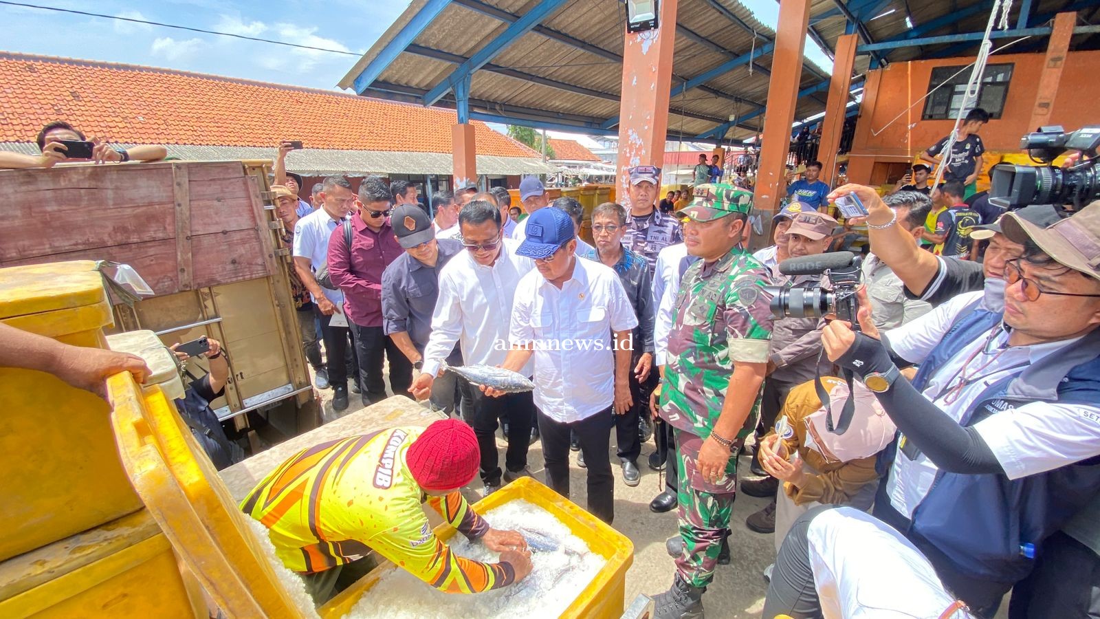 Dandim 0616 Indramayu Dampingi Menteri Kelautan dan Perikanan Blusukan ke TPI Karangsong