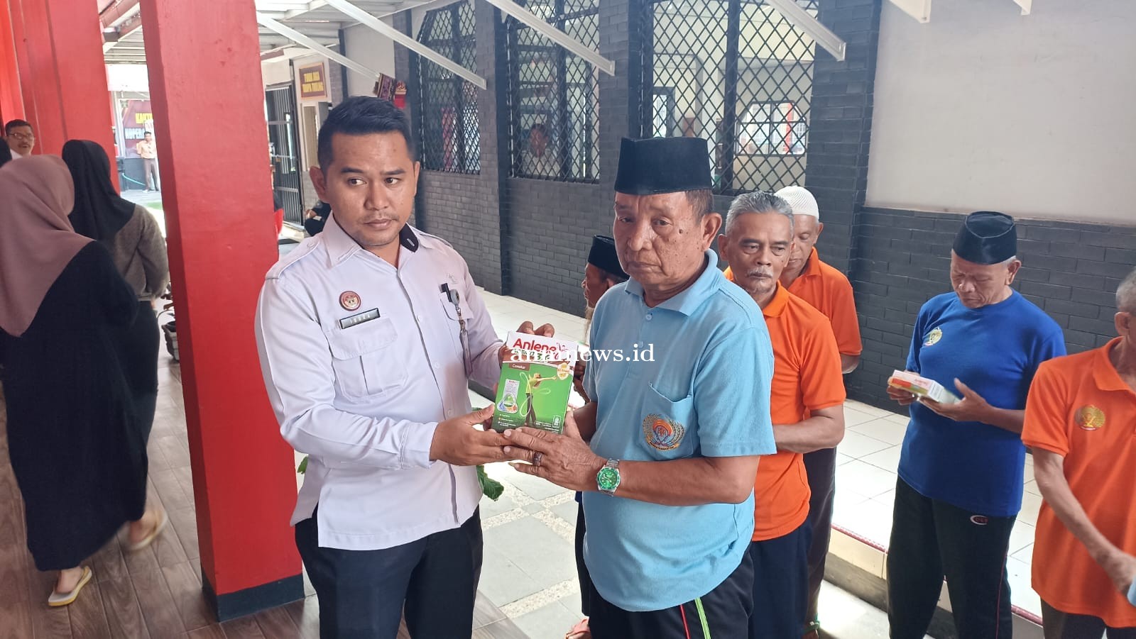 Bagi Kelompok Rentan (Lansia) di Lapas Kelas IIB Majalengka di Beri Makanan Tambahan