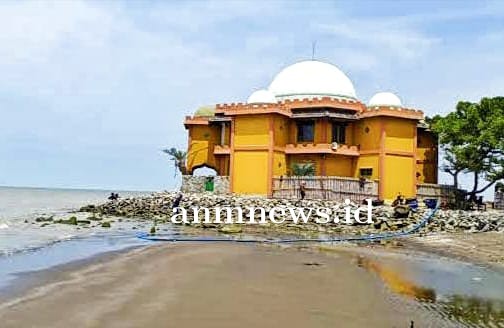 Sebuah Masjid Masih Bertahan Walaupun Terkena Dampak Abrasi Pantai Utara Karawang