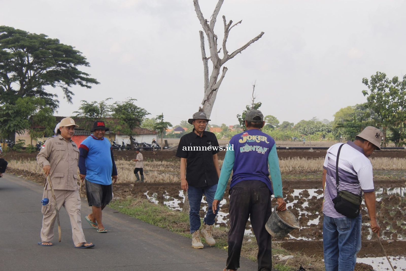 Jelang Musim Tanam Padi, Camat Cikedung Bersama Warga Mundakjaya Gropyokan Hama Tikus
