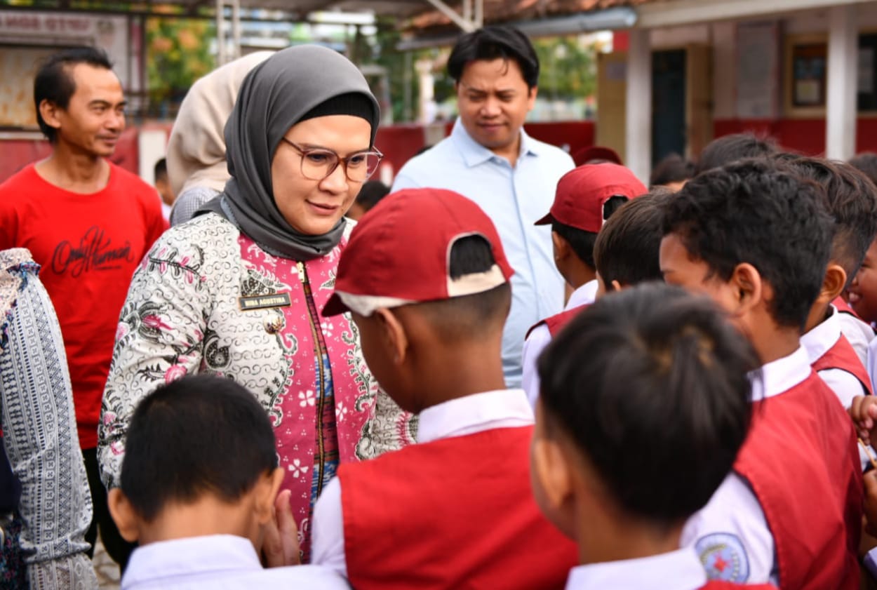 Bupati Nina Agustina Berikan Motivasi Semangat Belajar, Dihari Pertama Masuk Sekolah