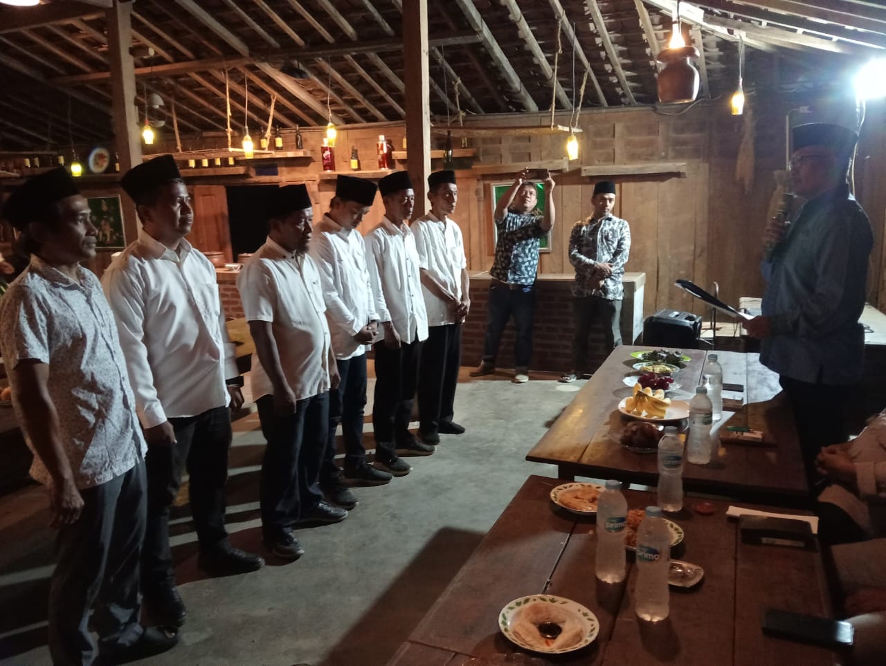 Kuwu Desa Sindangjawa Lantik Pengurus RW 08