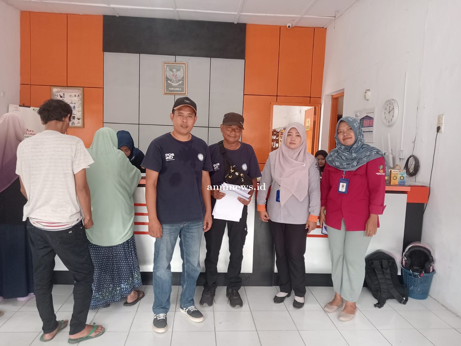 Penyaluran Bansos PKH dan Sembako yang Digelar di Kantor Pos Ciwaringin Kabupaten Cirebon Berjalan Kondusif