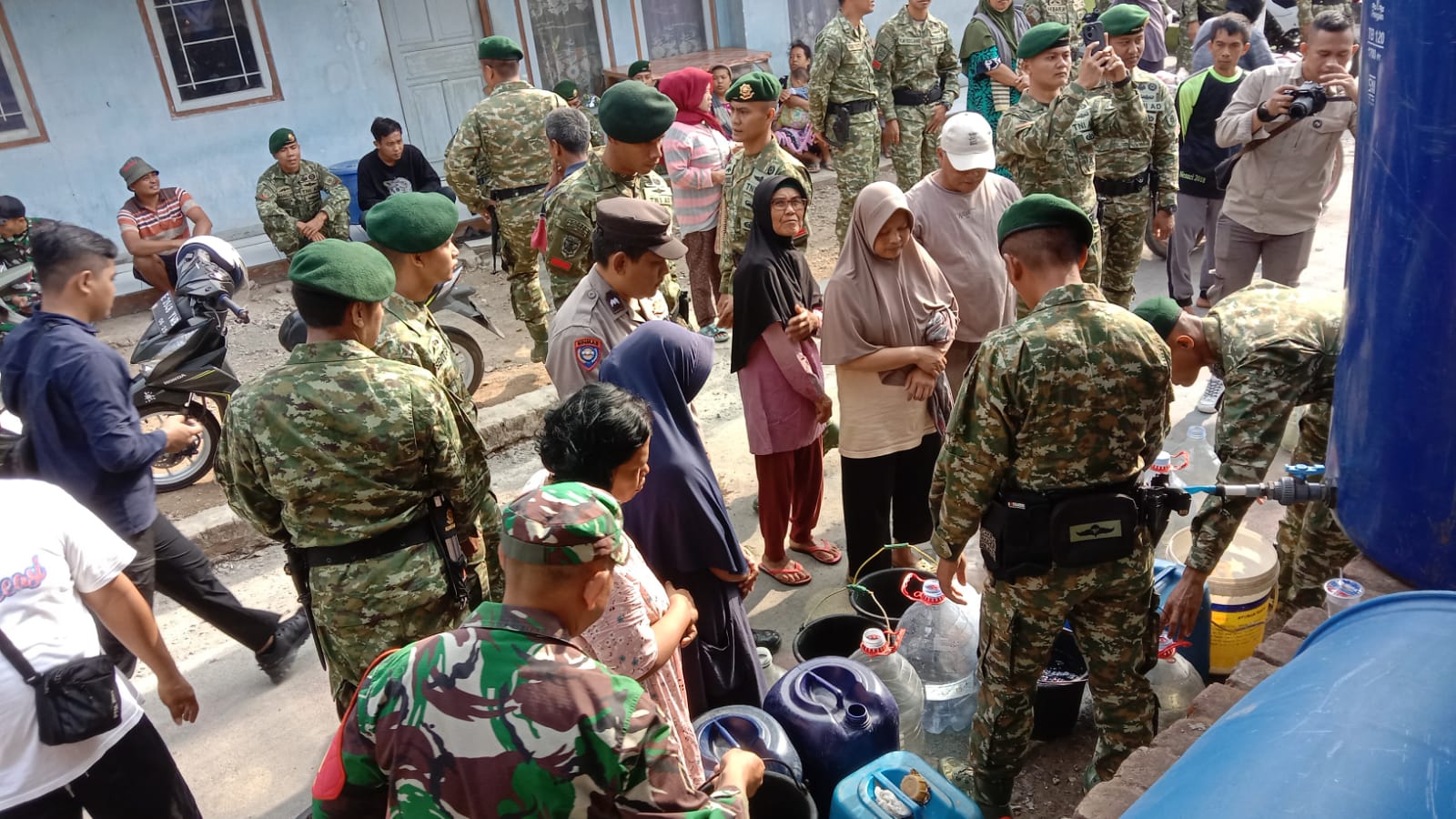 Bhabinkamtibmas Desa Tenjolayar Pantau Pendistribusian Bantuan Air Bersih dari Batalyon 321 GT