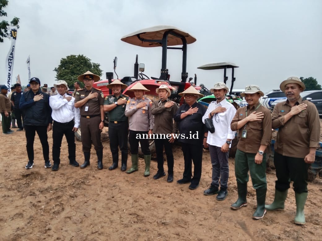 Dukung Swasembada Pangan Polres Indramayu Tanam Jagung  Di Areal Kawasan Hutan Perhutani