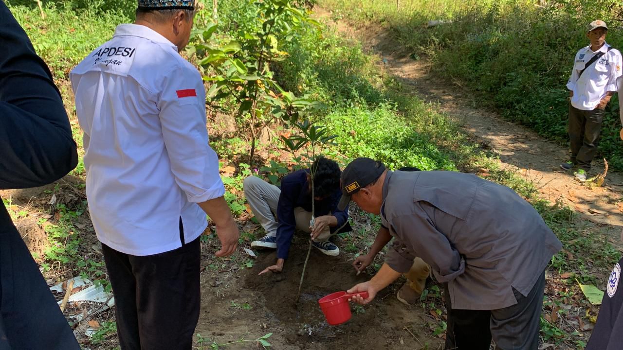 Mahasiswa UI BBC Gelar Penghijauan di Desa Bandorasakulon Kuningan