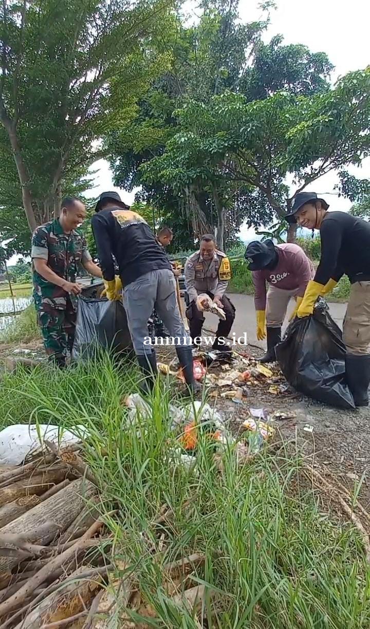 Bhabinkamtibmas Bersinergi dengan Babinsa dan Saberling Laksanakan Kerja Bhakti