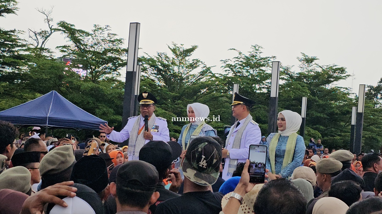 Bupati dan Wakil Bupati Dena sampaikan Orasi Perdana di hadapan Ribuan Masa