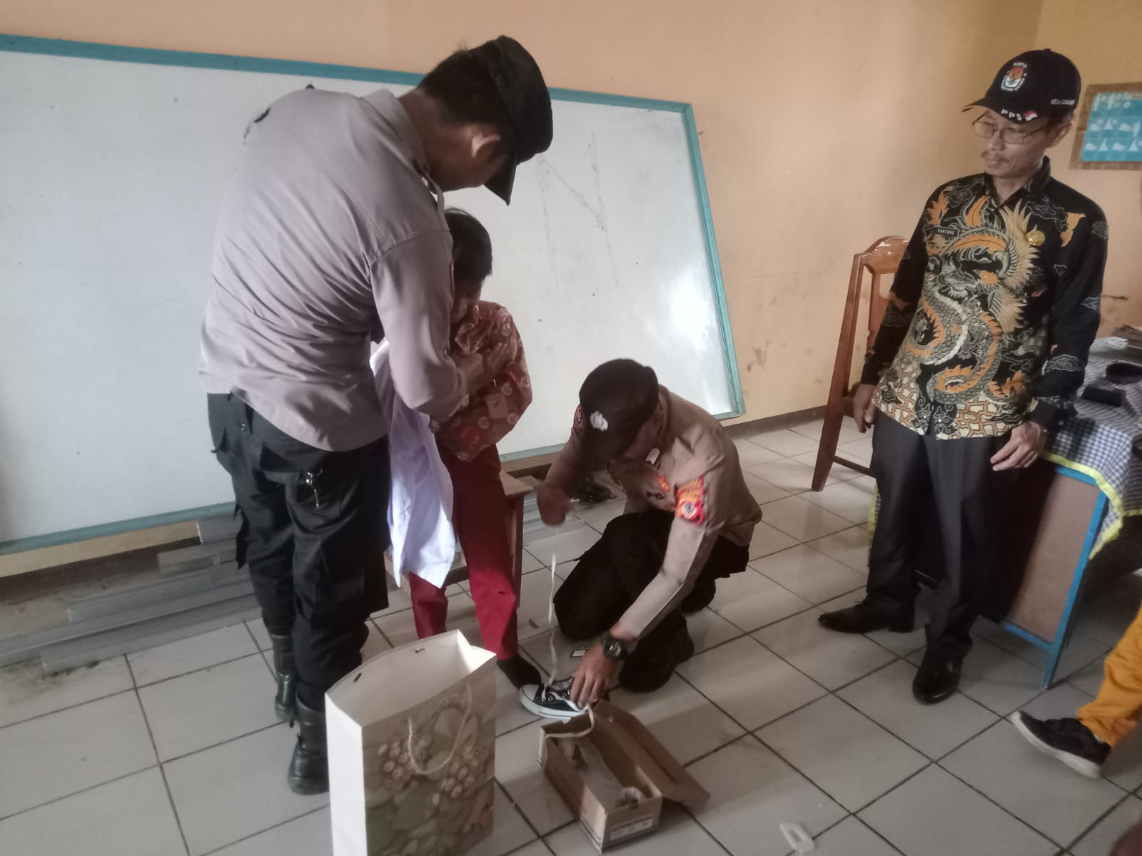 Polsek Cingambul Berbagi kepada Siswa Kurang Mampu di SDN Cidadap