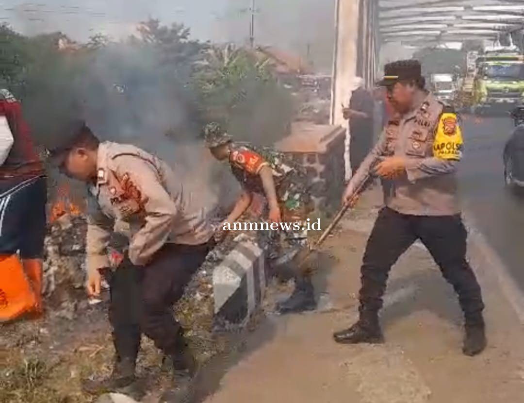 Ciptakan Lingkungan Yang Bersih, Kapolsek Palasah Berinisiatif Lakukan Gerakan Jumsih