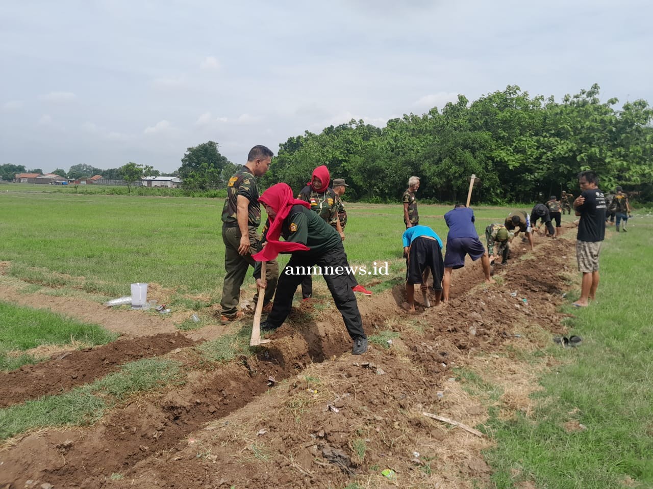 DPC PSIB Kab Cirebon Wujudkan Bela Negara Melalui Kerja Bakti Membuat Saluran Air