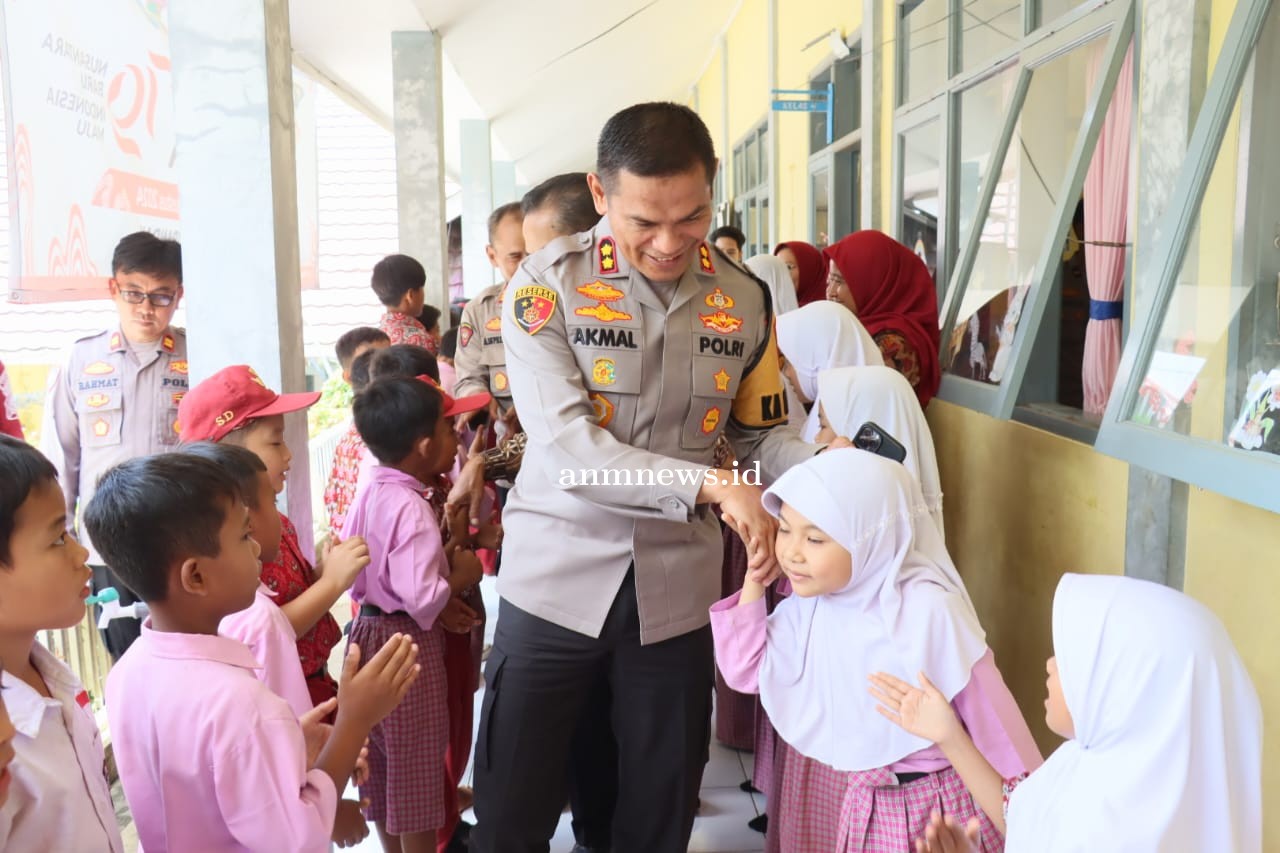 Polisi Bagikan Makan Bergizi Gratis Kepada Siswa SDN 2 Kadupandak Kec. Tambaksari Kab. Ciamis
