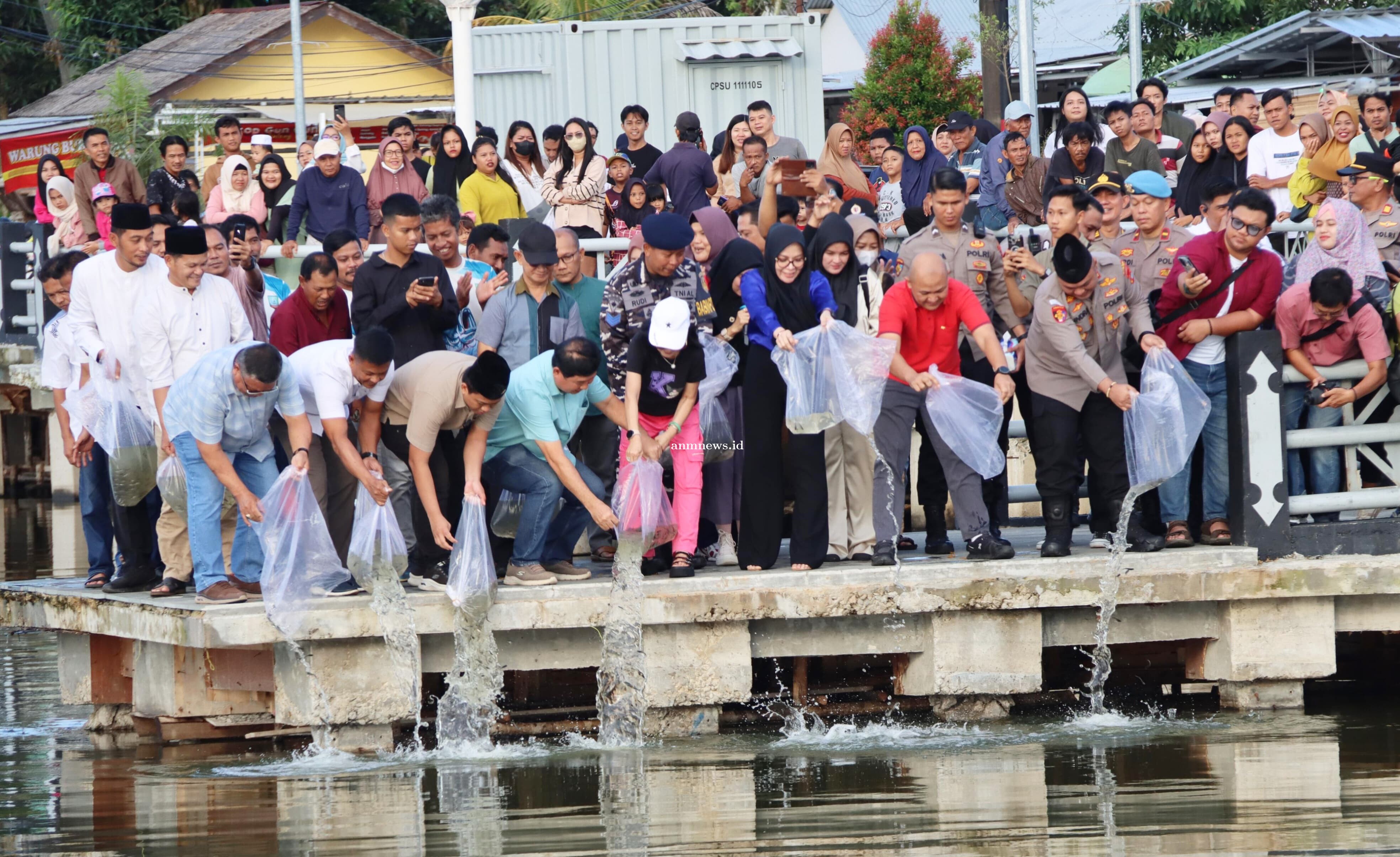 Bupati Kamarudin Muten Bersama Forkopimda Tabur Benih 2000 Bibit Ikan Patin di Kolong Minyak Manggar 