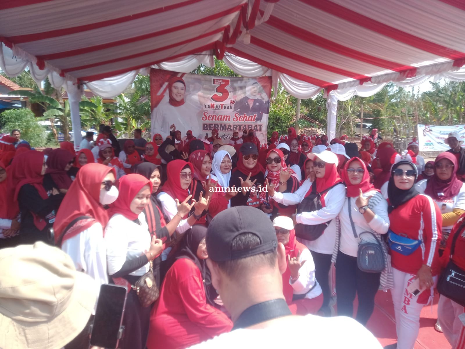 Ratusan ibu ibu berkerudung merah senam bersama Bu Nina calon bupati Indramayu