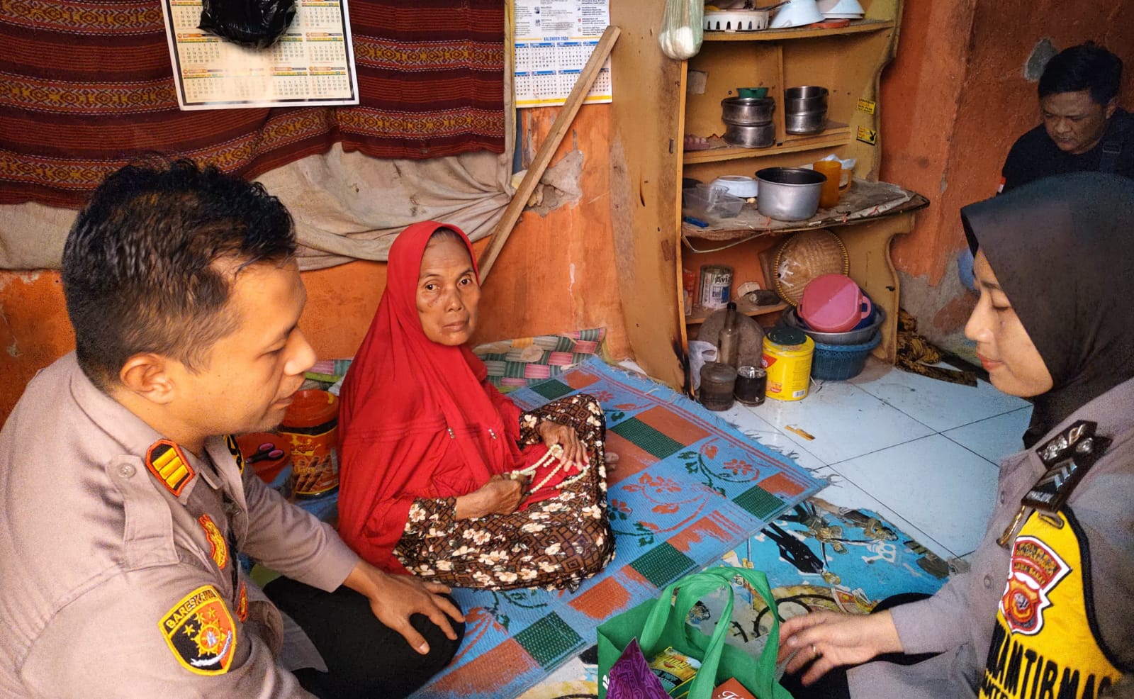 Kisah Haru Nenek Caswi Pemulung Lansia Hidup Sebatangkara
