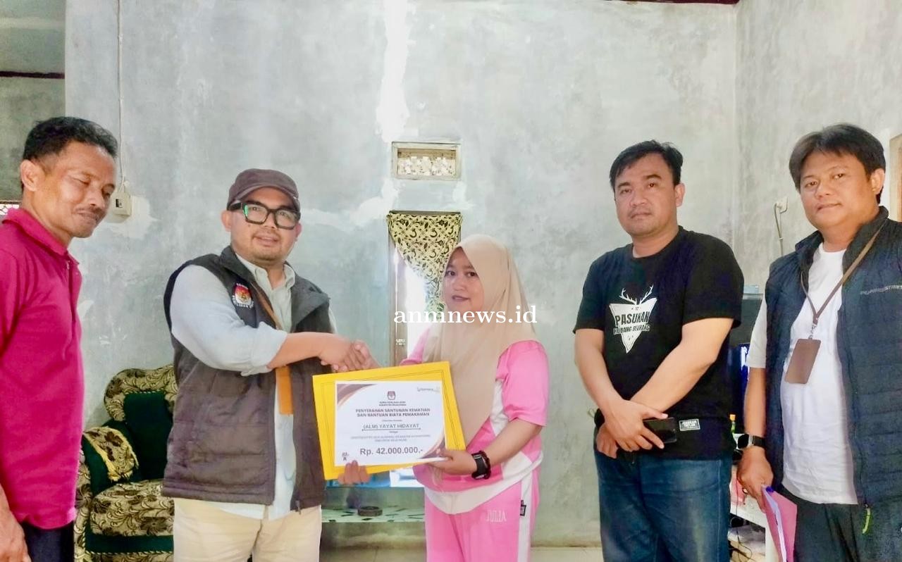 KPU Majalengka Berikan Santunan Kepada Ahli Waris Yayat Hidayat yang Meninggal Dunia