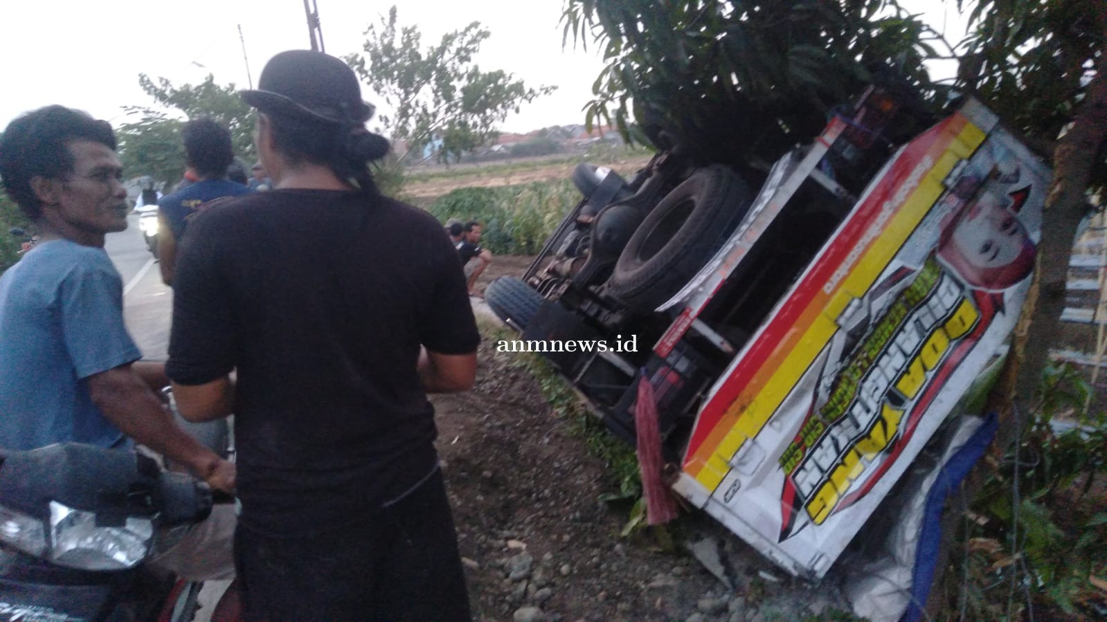 Hindari Tabrakan, Truk Terguling di Pinggir Jalan