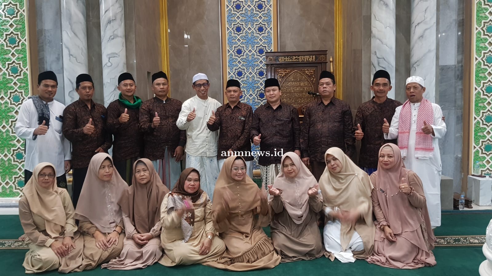 Kades Sukamukti Lepas 20 Jamaah Umroh di Masjid Baiturrahman